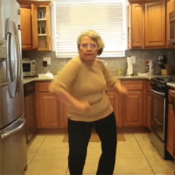 Tre äldre kvinnor håller sig varma genom att dansa
